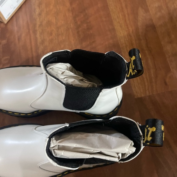 LIKE NEW White Dr Martens Chelsea Boots - Picture 8 of 9